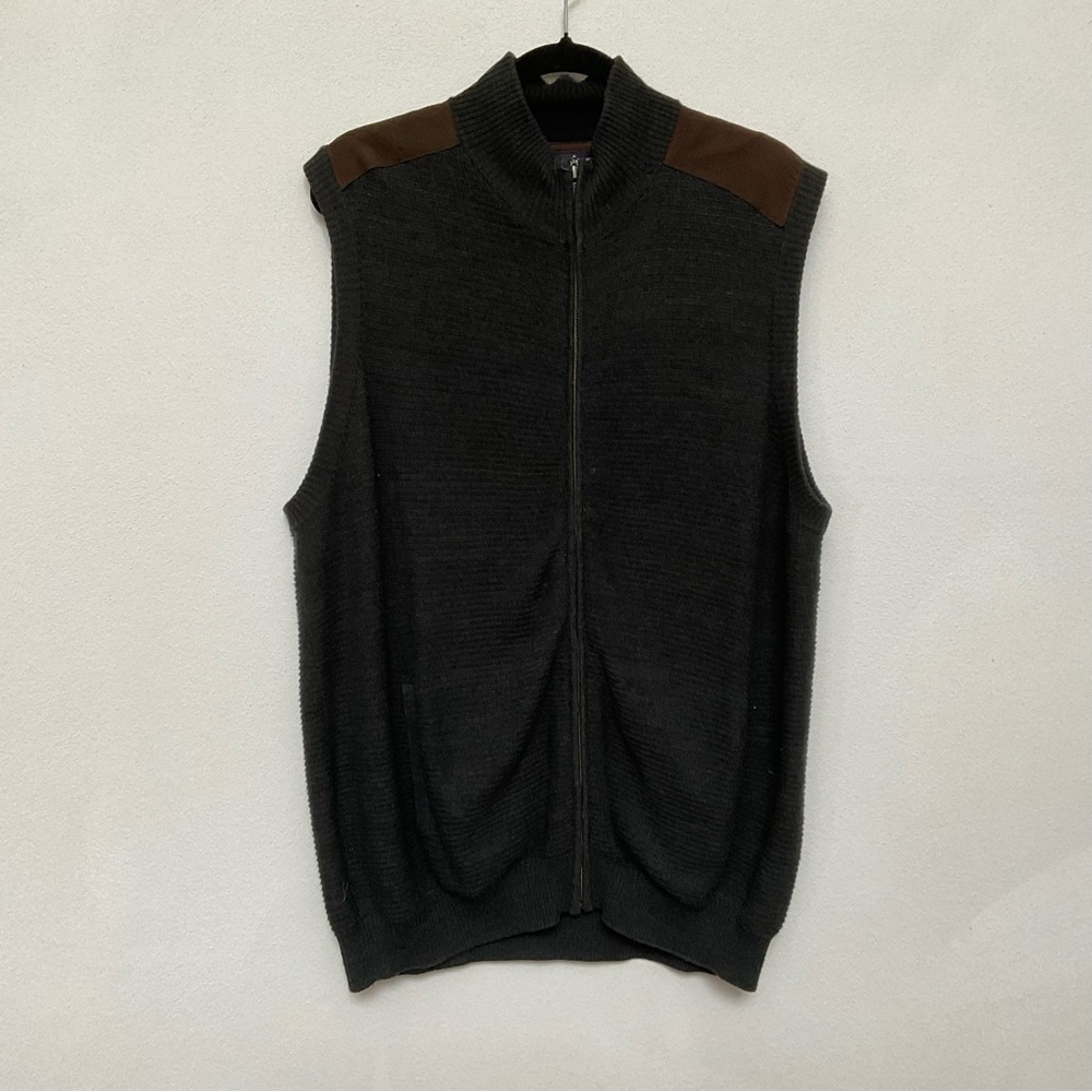 Roundtree & Yorke Charcoal Grey Full Zip Vest With Leather Shoulder Detail XL